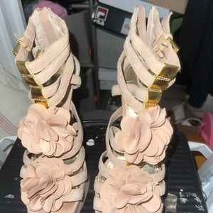 Wild Pair women’s size 6m nude floral ruffle heels